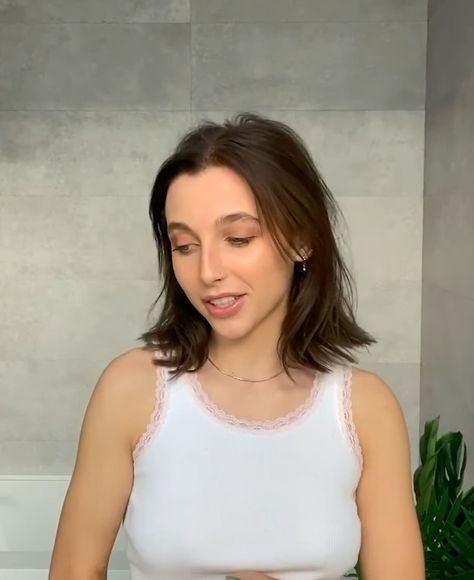 Emma Chamberlain Short Hair, American Movie, Medium Length Haircut, Vogue Beauty, Emma Chamberlain, Love Natural, Cut My Hair, Volleyball Hairstyles, Natural Hairstyles