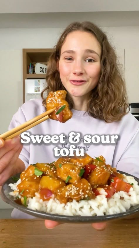 fitgreenmind on Instagram: SWEET & SOUR TOFU 😍 If you don’t know what to make with tofu…MAKE this! 😜 We bake the tofu with a little corn starch, so it gets a nice… Sweet Sour Tofu, Sweet And Sour Tofu, Seitan Recipes, Tofu Vegan, Fluffy Rice, Takeout Food, Vegan Lunches, Sweet And Sour Sauce, Steamed Broccoli