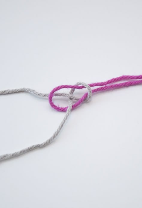 How to tie a weaver's knot to join threads Joining Yarn, Knitting Help, The Weaver, Knitting Instructions, Crochet Instructions, Yarn Projects, Loom Weaving, Knitting Tutorial, Knitting Techniques