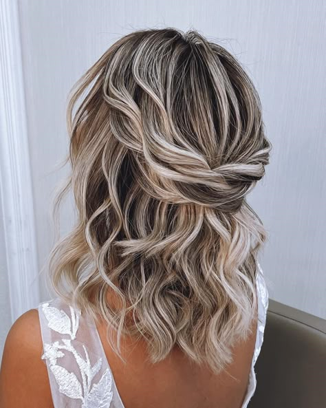 Wedding Hairstyles For Short Hair, Short Bridal Hair, Bridal Hair Half Up, Short Hair Bride, Wedding Hair Half, Curly Wedding Hair, Short Hair Lengths, Bridesmaid Hair Makeup, How To Curl Short Hair