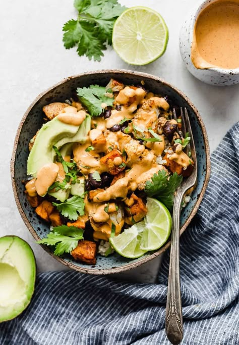 These roasted sweet potato and cauliflower quinoa bowls are a delicious vegetarian and vegan dinner option the entire family will love! 400 Calorie Dinner, Sweet Potato Cauliflower, Cauliflower Quinoa, Healthy Low Calorie Dinner, Superfood Bowl, 400 Calorie Meals, Sweet Potato Bowls, Quinoa Bowls, Healthy Low Calorie Meals