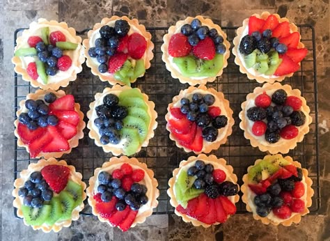 Fruit Tart Decoration Mini, Mini Fruit Tarts Decoration, Fruit Tart Decoration Ideas, Tart Decorating Ideas, Fruit Tart Decoration, Fruit Tarts Mini, Wedding Dessert Recipes, Mini Fruit Tart, Fruit Tartlets