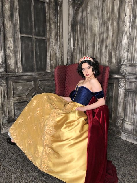 Snow White Dress Aesthetic, White Dress Aesthetic, Snow White Halloween Costume, Snow White Outfits, Snow White Cosplay, Most Creative Halloween Costumes, Snow White Dress, Halloween Costumes 2022, Disney Characters Costumes