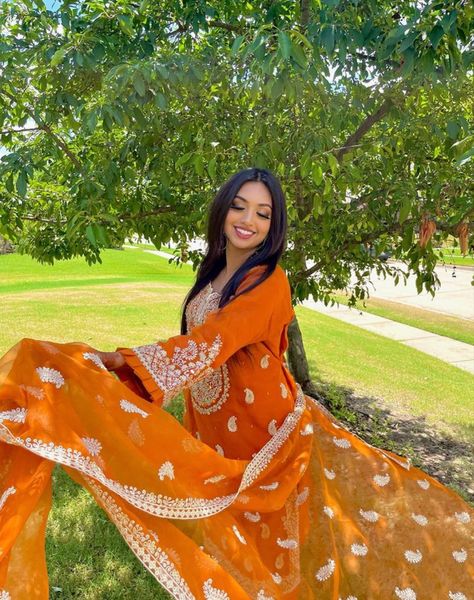 Diwali Outfits Aesthetic, Poses In Desi Outfit, Indian Outfit Poses, Eid Pictures, Eid Photoshoot Ideas, Desi Fits, Desi Outfits, Desi Wedding Dresses, Punjabi Fashion