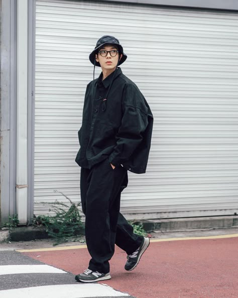 Japanese Minimalist Fashion Men, Japan Fashion Street Men, Japanese Outfits Street Style, Americana Fashion Men, Japanese Street Fashion Men, Japanese Mens Fashion, Japan Fashion Street, Japan Streetwear, Minimalist Fashion Men