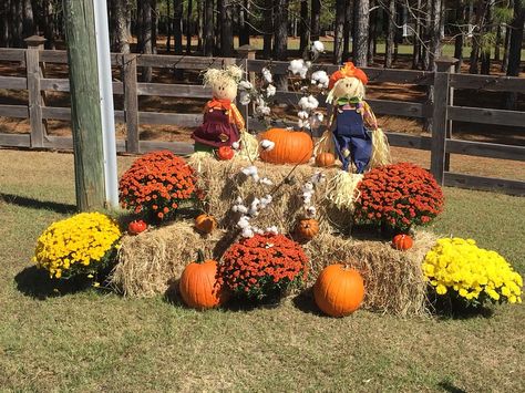 Fall Displays With Hay Bales, Fall Yard Decor Hay Bales, Fall Straw Bale Display, Front Yard Fall Decor Ideas With Hay, Outdoor Hay Bale Fall Decor, Hay Bale Pumpkin Display, Hay Bails Fall Decor, Decorating Hay Bales For Fall, Hay Bale Decorating Ideas Fall Porches