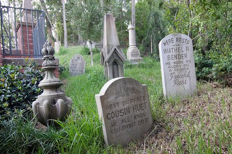 Haunted Mansion castmembers built a shrine to "Grandma Joyce," whose urn was found in the gardens - Boing Boing Disneyland Restaurants, Pet Cemetery, The Haunted Mansion, Disney Trip Planning, Disney Haunted Mansion, Disney World Parks, Disneyland Park, Disney Food Blog, Tokyo Disneyland