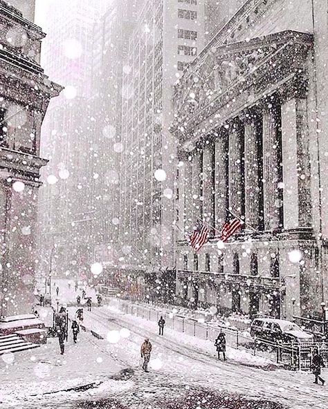 New York City winter Manhattan street photography #cities #ny #newyork #manhattan #views New York In The Winter, Manhattan Street, New York Noel, Winter In New York, Photo New York, New York Stock Exchange, Newyork Manhattan, Nyc Christmas, Winter City