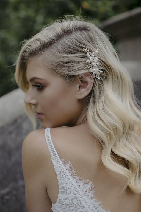 Beautiful Wedding Hair, Floral Hair Pieces, Wedding Hair Comb, Wedding Hair Down, Penteado Cabelo Curto, Hair Comb Wedding, Wedding Hair Pieces, Bridal Hair Comb, Wedding Hair And Makeup