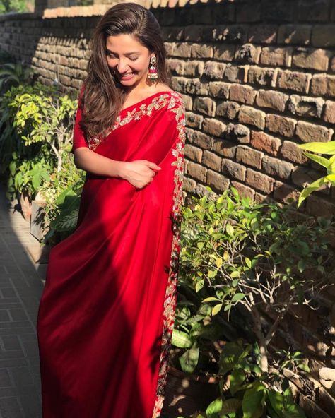 Awesome Mahira Khan in Hand Crafted Embroidered Sari by Nida Azwer Farewell Ideas, Pakistani Saree, Mahira Khan Dresses, शादी की तस्वीरें, Nida Azwer, Red Sari, Designer Sarees Wedding, Sarees For Girls, Indian Sari Dress