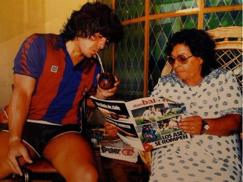 maradona and mom Football Player Messi, Maradona Football, Retro Pictures, Football Images, Football Fashion, Football Icon, Football Photos, Yerba Mate, Retro Football