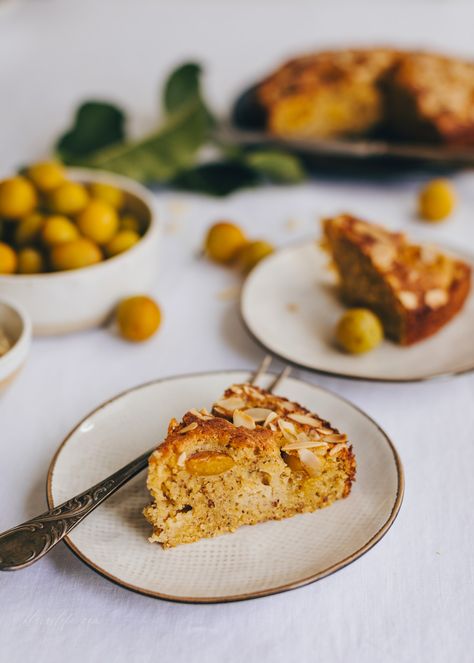 This delicious and fluffy Mirabelle plum cake recipe is very easy and quick to make. With freshly ground almonds, flour and mirabelle plums. Recipe With Almonds, Scones Vegan, Plum Cake Recipe, Delicious Lemon Cake, Plum Recipes, Summer Baking, Blueberry Scones, Lemon Glaze, Summer Cooking