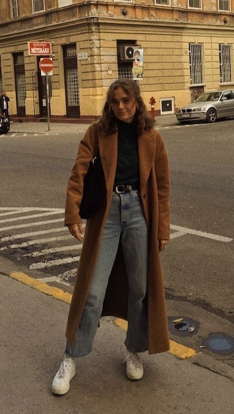 "Cozy Fall & Winter Outfit Inspo: Casual Autumn Elegance" Fall aesthetic and Fall outfits. Fall Dress Street Style, Back To University Outfits Fall, Classic Cozy Outfit, Autumn Layering Outfits, Winter Street Style Nyc, Night Flight Outfit, Spanish Fall Fashion, Semi Casual Fall Outfits For Women, New York Fall Outfit 2023