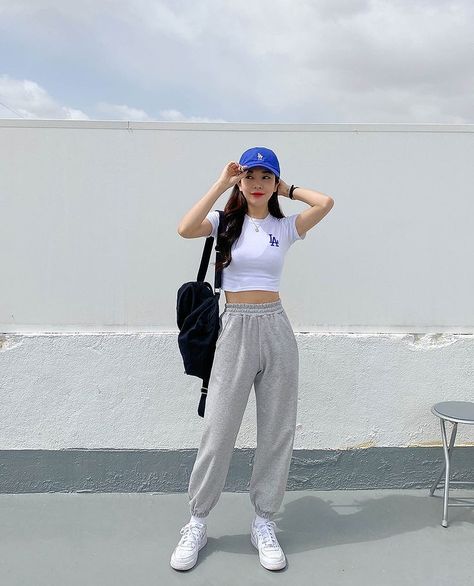 Clueless Gym Outfit, Light Grey Sweatpants Outfit, Grey Sweatpants Outfit, Outfit Ideas 70s, Sweatpants Outfit Ideas, Hippie Outfit Ideas, Lazy Outfit, Workout Looks, Casual Sporty Outfits