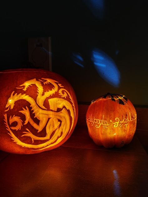 Horror Pumpkin Carving Ideas, Horror Pumpkin Carving, Carvings Designs, Halloween Pumpkins Carvings Designs, Targaryen House, Horror Pumpkin, Chakra Tattoo, Scary Halloween Pumpkins, Halloween Pumpkin Carving Stencils