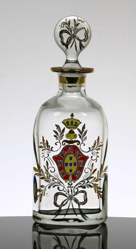 Lote 389 - FRASCO ANTIGO DE VIDRO - Decoração com Brasão de Armas Português, pintado à mão, com dourados. Glass Pattern, Antique Glass, Decorative Jars, Perfume Bottles, Auction, Vase, Bar, Glass, Pattern