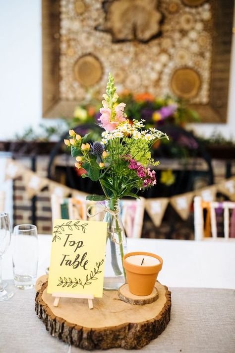 Log Centrepiece Wedding, Log Slice Table Decorations, Wood Slice Centerpiece Wedding, Pooh Wedding, Wood Slice Centerpiece, Wood Centerpieces Wedding, Wood Slices Wedding, Log Centerpieces, Wood Slice Centerpieces