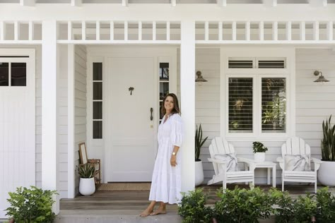 White Weatherboard Beach House, Coastal Weatherboard House, Beach Ranch House Exterior, Beach Bungalow Renovation, Weatherboard House Renovation, Beach House Exterior Australian, Three Birds Renovations Exterior, Ranch Beach House, 3 Birds Renovations