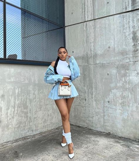 Jean Pleated Skirt Outfit, Pleated Jean Skirt Outfit, Trendy Pleated Short Denim Skirt, Mini Skirt Poses, Summer Pleated Denim Mini Skirt, Summer Denim Pleated Mini Skirt, Fitted Denim Mini Skirt For Streetwear, Pleated Denim Skirt Outfit, Causal Chic Outfits