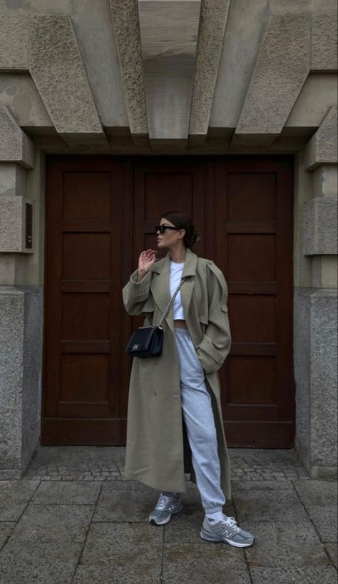 Minimalist Wardrobe Capsule, Japan Outfits, Trench Coat Outfit, Coat Outfit, Aesthetic Inspiration, Instagram Beauty, Style Aesthetic, Inspiration Fashion, Photography Instagram