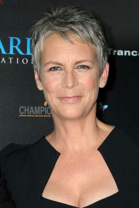 Jamie Lee Curtis Grow Out Grey Hair, Long Blonde Curly Hair, Grey Hair And Makeup, Cropped Hair, Going Gray Gracefully, Gray Hair Growing Out, Lee Curtis, Jamie Lee Curtis, Jamie Lee