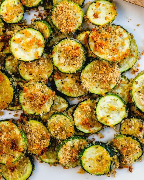 This baked zucchini is so easy to make, covered in a light coating of crunchy breadcrumbs and Parmesan! This veggie is at its best roasted in a hot oven. #zucchini #bakedzucchini #roastedzucchini #vegetable #easy #sidedish #vegetarian Meatball Parmigiana, Lazy Lasagna Recipe, Zucchini Rounds, Lazy Lasagna, Roast Zucchini, Baked Zucchini, Zucchini Recipe, Bake Zucchini, Parmesan Zucchini