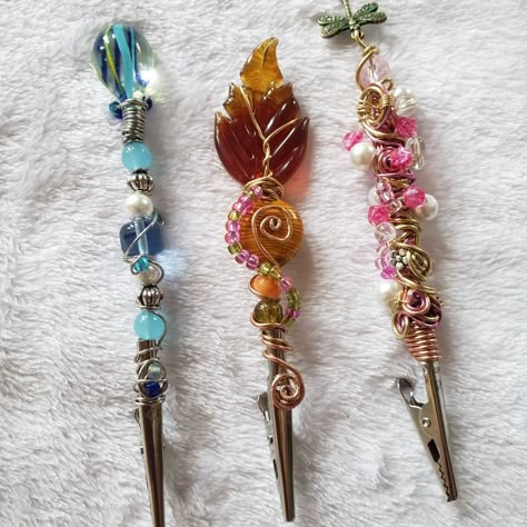 Made with copper wires ...beads..and alligator clips... Roach Clips Ideas Diy, Diy Roach Clips How To Make, Roach Clips Diy, Diy Roach Clip Ideas, Wire Roach Clips Diy, Crystal Roach Clips Diy, Clay Roach Clips, Roach Clips Ideas, Diy Roach Clip