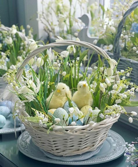 Easter Nails Design Spring, Easter Table Centerpieces, Easter Floral Arrangement, Easter Flower Arrangements, Easter Arrangement, Easter Craft Decorations, Front Porch Christmas Decor Ideas, Porch Christmas Decor Ideas, Easter Tablescapes