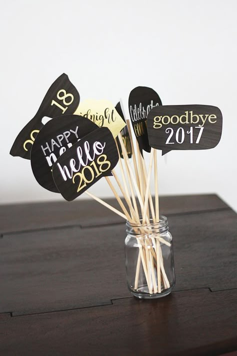 New Year Photobooth Props, Simple New Year Decorations At Home, Nee Years Eve Decorations, New Year Photo Booth Ideas, Diy New Year Decorations, New Years Decoration Ideas Diy Simple, New Year House Party Ideas, New Years Diy Decorations, New Years Decorations Diy