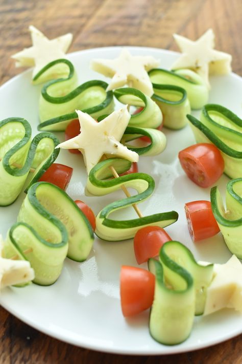 veggie Christmas trees | NoBiggie.net Christmas Tree Veggie Skewers, Christmas Veggie, Fun Party Food, Holiday Healthy Snacks, Make Ahead Christmas Appetizers, Veg Appetizers, Veggie Christmas, Healthy Christmas Snacks, Easy Christmas Tree