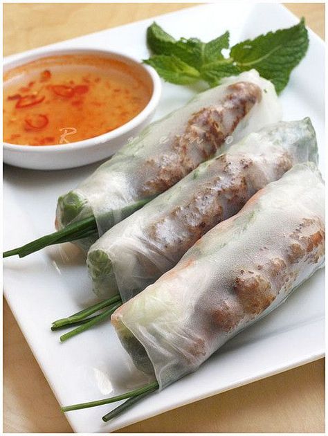 love Vietnemese fresh spring rolls at the moment! This one is a great benchmark but you can get creative with the fillings. Nem Nuong Cuon by Ravenous Couple, via Flickr Meatball Salad, Pork Patties, Nem Nuong, Salad Spring, Pork Spring Rolls, Vietnamese Spring Rolls, Chicken Spring Rolls, Fresh Spring Rolls, Viet Food