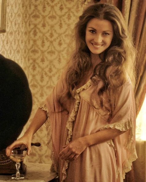 Lady Jane Seymour, Dr Quinn Medicine Woman, 70s Glamour, Dr Quinn, Victoria Fashion, Jane Seymour, Kate Winslet, Period Dramas, Vintage Glamour