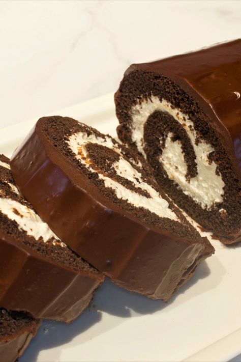 A sliced chocolate cake roll topped with chocolate ganache. Chocolate Cake Roll, My Country Table, Chocolate Roll Cake, Bolo Red Velvet, Dark Chocolate Cookies, Chocolate Cookie Dough, Chocolate Roll, Country Table, Delicious Cream