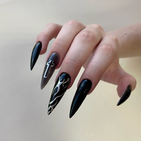 Gothic Nails, Edgy Nails, Classy Nails, Pretty Acrylic Nails, Black Nails, Nails Inspiration, Hand Tattoos, Cute Nails, How To Look Pretty