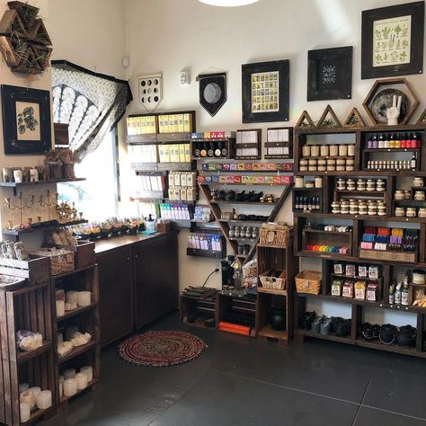 Magic Store Aesthetic, Witch Store Ideas, Metaphysical Shop Aesthetic, Creative Retail Display Ideas, Witchy Mansion, Witchy Store, Tarot Shop, Holistic Shop, Boutique Store Displays