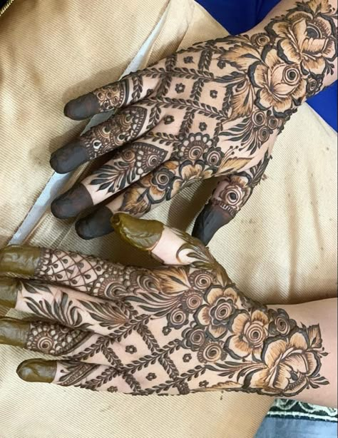 Left Hand Mehndi Designs, Ramadan Memes, Thouseens Henna, Beautiful Mehndi Designs, Latest Arabic Mehndi Designs, Khafif Mehndi Design, Floral Henna Designs, Rose Mehndi Designs, Simple Mehndi Designs Fingers