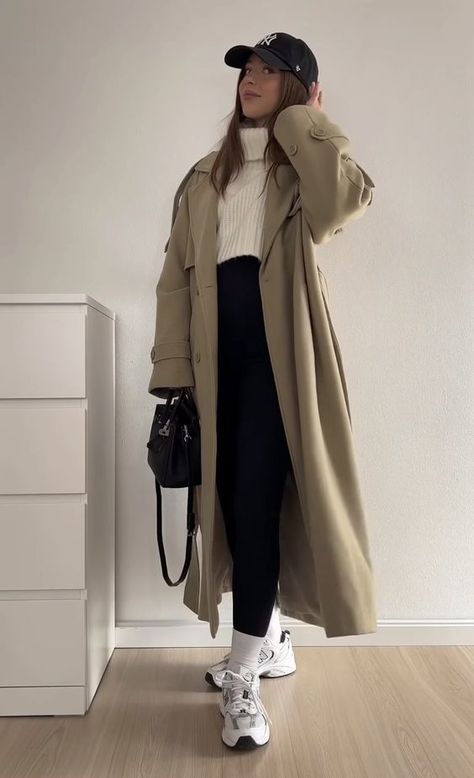 Autumn Outfits Beige Coat, Chic Activewear Outfit, Leggings And Trench Coat Outfit, Trench Coat With Hoodie Outfit, Milan Italy Outfit, Trench Coat Outfit Ideas, Fall Trench Coat, Coat Outfit Ideas, Fashion Trench Coat