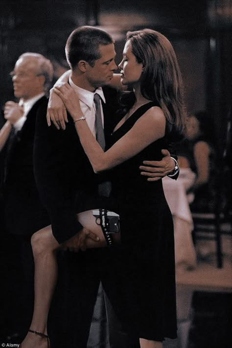 براد بيت, Angelina Jolie 90s, Ms Smith, International Kissing Day, Stile Kendall Jenner, Louise Brealey, Unique Couple Halloween Costumes, Movie Kisses, Halloween Parejas