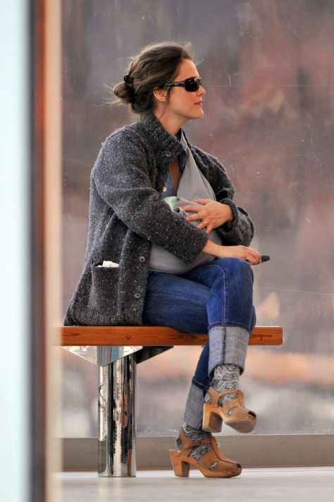 Clogs And Socks Outfit, Clogs With Socks Outfit, How To Style Clogs, Keri Russell Style, Socks And Clogs, Clogs Outfits, Clogs Outfit, Keri Russell, Sock Outfits