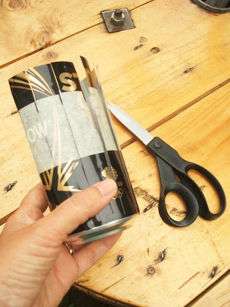 How to make amazing upcycled windspinners with drinks cans Chimes Diy, Wind Spinners Diy, Pop Can Crafts, Spinners Diy, Tin Can Flowers, Soda Can Art, Soda Can Crafts, Black Smith, Tin Can Art