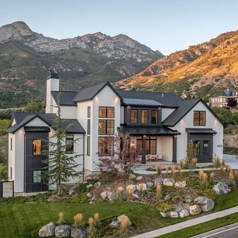 Wyoming Houses Dream Homes, White House In The Mountains, Big Houses In The Country, Utah Style Homes, Back Of A House, Dream Home Outside View, Utah House Aesthetic, Utah House Exterior, Justkass House