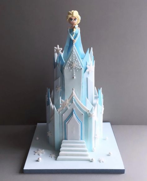 Frozen Party Cake, Sunshine Birthday Cakes, Frozen Castle Cake, Snow Birthday Party, Frozen Cake Ideas, Frozen Birthday Party Cake, Elsa Cake Frozen, Disney Frozen Cake, Elsa Birthday Party