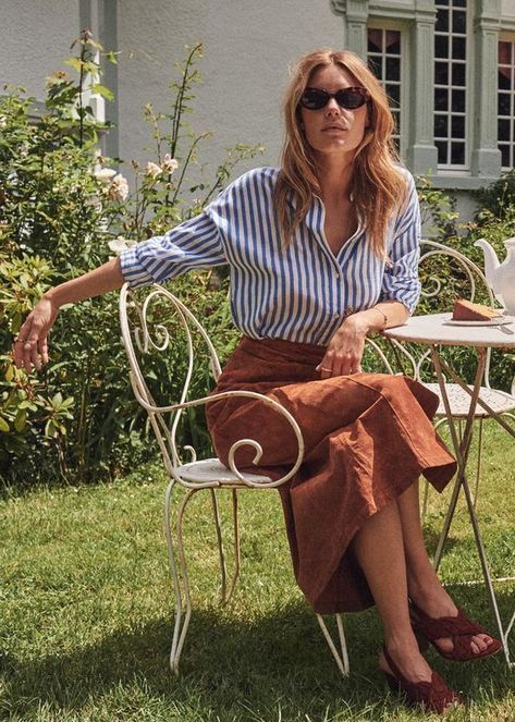 Dress like a Parisian: this blue and white stripe shirt and rust colored skirt from Sezane are very on-trend in Paris. Details at une femme d'un certain age. Blue And White Striped Shirt Outfit, White Striped Shirt Outfit, Blue Striped Shirt Outfit, Outfits With Striped Shirts, Dress Like A Parisian, Blue And White Striped Shirt, Camille Rowe, Striped Shirt Women, Shirt Outfits