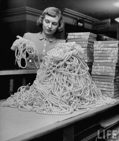 macys Nina Leen, Edward Steichen, Unusual Facts, Pearls And Lace, Miracle On 34th Street, Messy Nessy Chic, Pearls Of Wisdom, Pearl Jewellery, Antique Photos