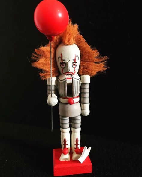 Clown Decor, Horror Movie Decor, Horror Crafts, Movie Crafts, It Chapter 2, Nut Crackers, Nutcracker Christmas Decorations, Evil Clown, Diy Christmas Lights