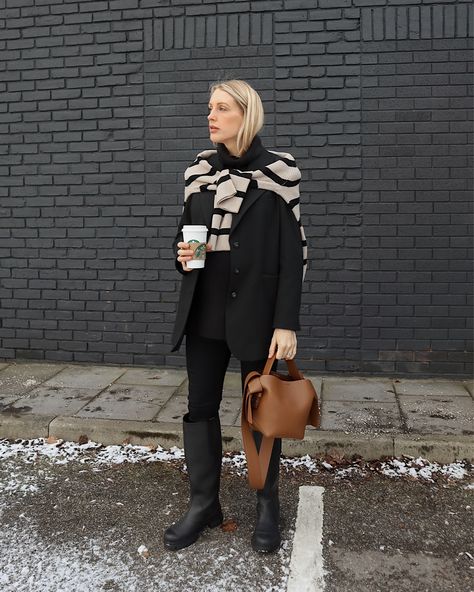 Striped Jumper Outfit, Rubber Boots Outfit, Black Jumper Outfit, Musubi Bag, Black Blazer Outfit, Black Boots Outfit, Jumper Outfit, Sassy Outfit, Blazer Outfit