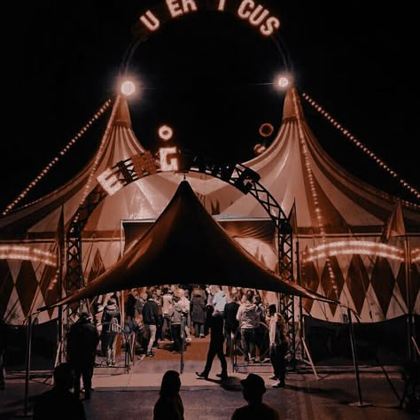 Nights At The Circus, Night Circus Book Aesthetic, Spooky Carnival Aesthetic, Circus Dark Aesthetic, The Night Circus Marco, Circus Aesthetic Dark, Horror Circus Aesthetic, Circus Aesthetic Wallpaper, Ringmaster Aesthetic