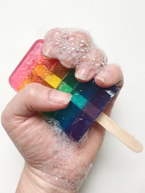 How to make rainbow soap popsicles. Eyeglasses Necklace, Orange Christmas Tree, Rainbow Popsicles, Rainbow Soap, Mushroom Stool, Diy Soap Recipe, Diy Rainbow, Game Boards, Board Art