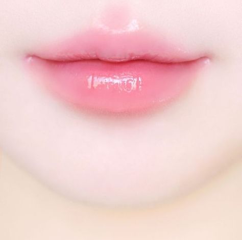 Korean fashion Clean Skin Face, Lips Inspiration, Elegant Touch Nails, Korean Lips, Doll Eye Makeup, Small Lips, Makeup Accesories, Honey Blonde Hair, Juicy Lips