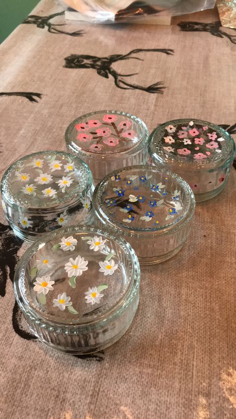 Painted Tealight Holder, Gu Pots Ideas Christmas, Gu Jars Ideas, Diy Tea Light Holders, Gu Pots Ideas, Tealight Candle Holders Diy, Diy Tea Light Candle Holders, Tea Light Crafts, Small Candle Jars